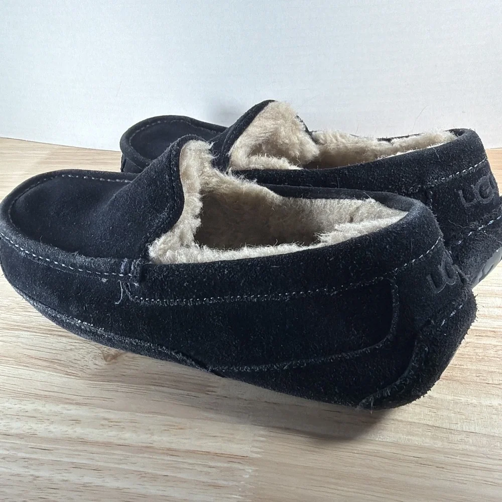 READ UGG Ascot Slipper Color Black Men's Size US 8 /Women's US 9. Style# 1101110